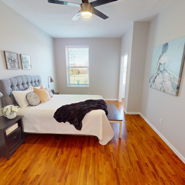 594900 | 4358 Vista Avenue, St. Louis, MO 631104358 Vista upstairs bedroom with a walk-in closet on the far end of the room on the right