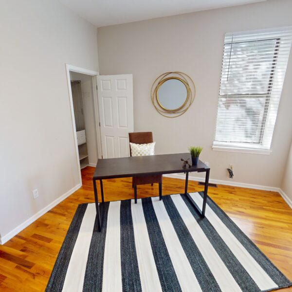 594900 | 4358 Vista Avenue, St. Louis, MO 631104358 Vista small bedroom used as an office with a striped rug