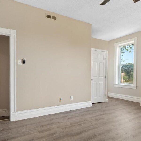 594900 | 4358 Vista Avenue, St. Louis, MO 631104358 Vista living room area with entryway doorway to the left