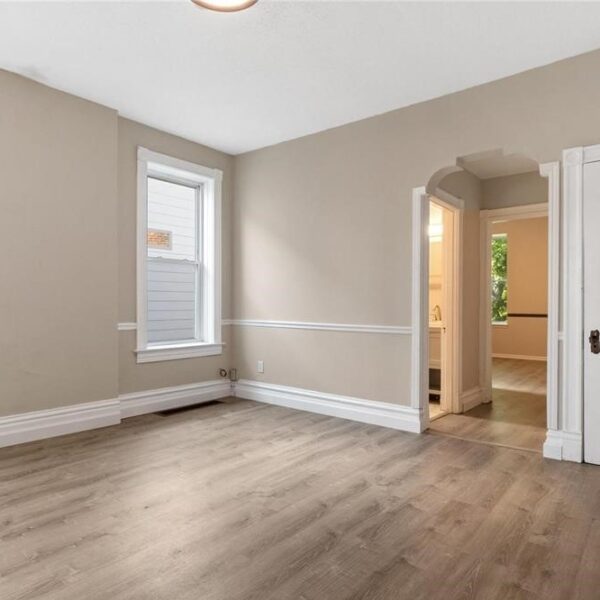 594900 | 4358 Vista Avenue, St. Louis, MO 631104358 Vista beautiful living room area with a look through the doorway into the bathroom and kitchen areas