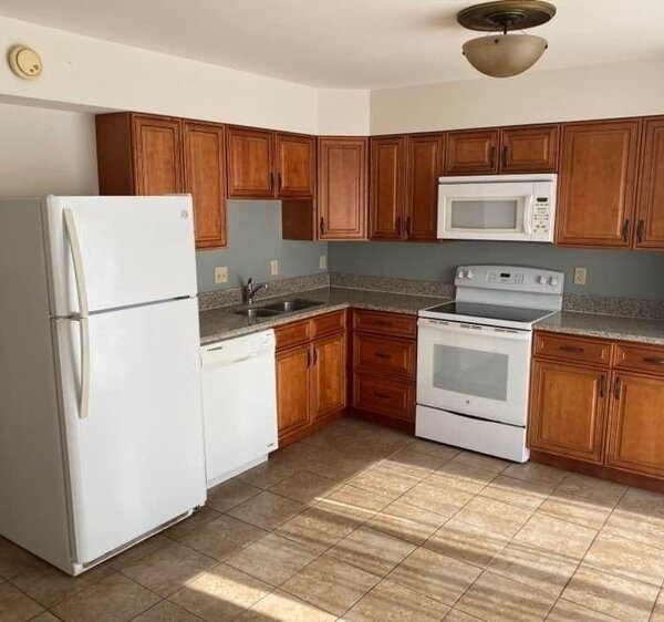 455000 | 7499 Hazelcrest Dr, Hazelwood, MO 63042Hazelcrest Condos  kitchen with white appliances