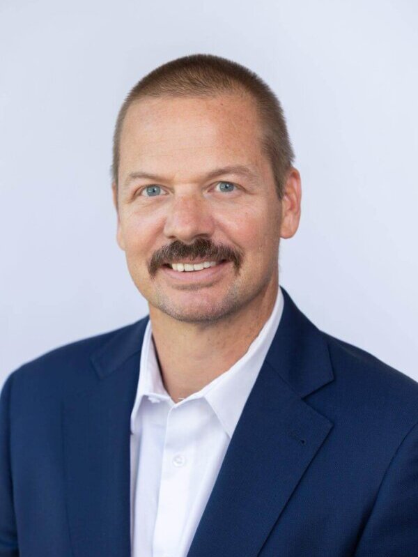 agent Geoff Neidenbach's headshot in a navy suit and white button up shirt