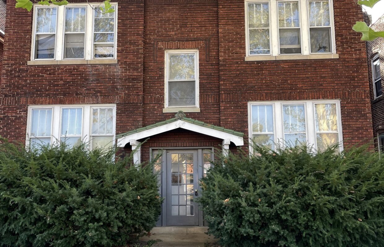 5516 S Grand front exterior with two bushes lining the building entry