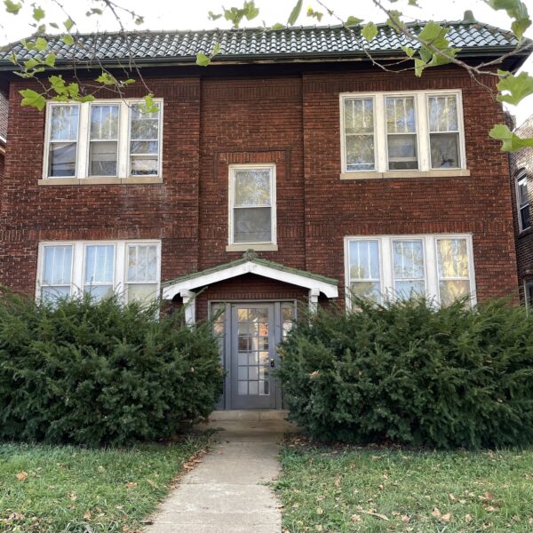 5516 S Grand front exterior with two bushes lining the building entry