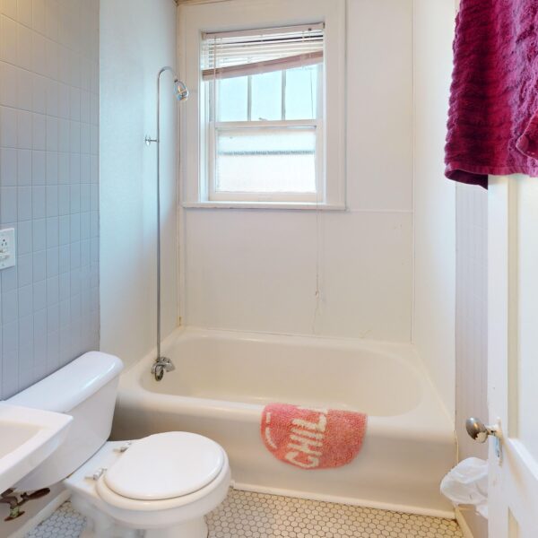 1650000 | 5101 S. Kingshighway Blvd., St. Louis, MO 631095101 S. Kingshighway bathroom with bathmat on the tub