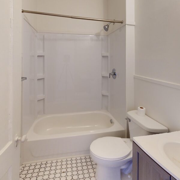 1650000 | 5101 S. Kingshighway Blvd., St. Louis, MO 631095101 S. Kingshighway bathroom with no shower curtain