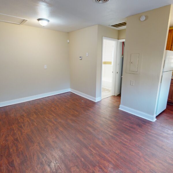 400000 | 10004 Balboa Dr., St. Louis, MO 6313610004 Balboa view of the living room and bathroom hallway from the unit entry