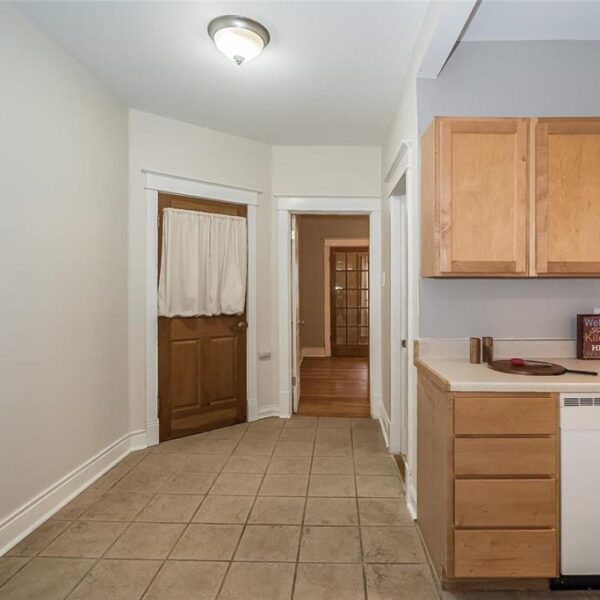 519000 | 2009 Maury Ave., St. Louis, MO 631102009 Maury hallway beside the kitchen