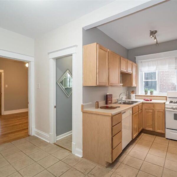 519000 | 2009 Maury Ave., St. Louis, MO 631102009 Maury kitchen and hallway further into the unit