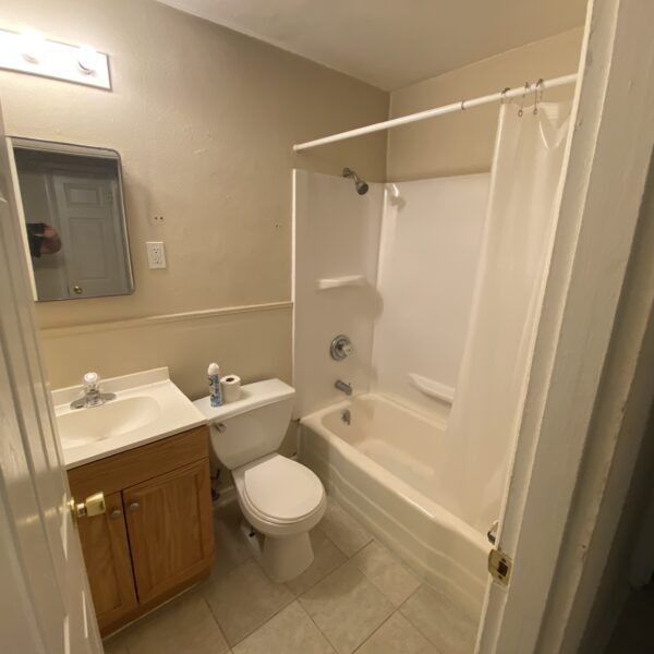 3200000 | 1-13 Marvin Gardens, St. Louis, MO 63114Marvin Gardens Apartments bathroom