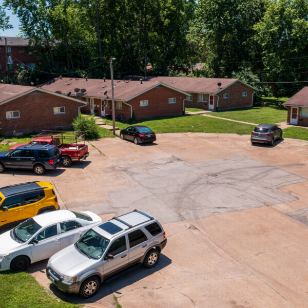 3200000 | 1-13 Marvin Gardens, St. Louis, MO 63114Marvin Gardens Apartments parking