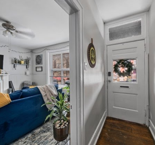 629000 | 4260 Castleman Ave., St. Louis, MO 631104260 Castleman unit entry from the hall with a look into the living room