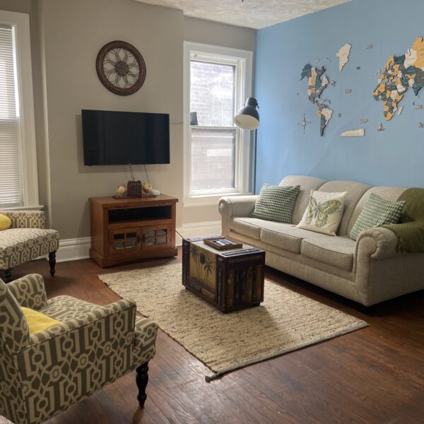 629000 | 4260 Castleman Ave., St. Louis, MO 631104260 Castleman living room with a blue accent wall