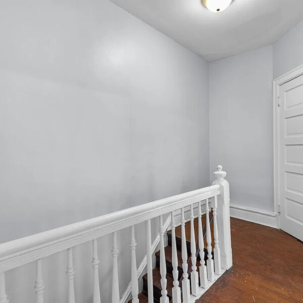 629000 | 4260 Castleman Ave., St. Louis, MO 631104260 Castleman hallway with stairs leading down