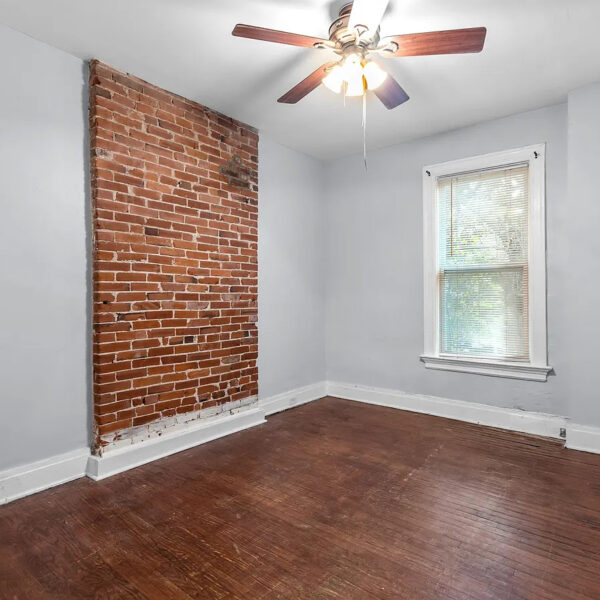 629000 | 4260 Castleman Ave., St. Louis, MO 631104260 Castleman interior room with exposed brick