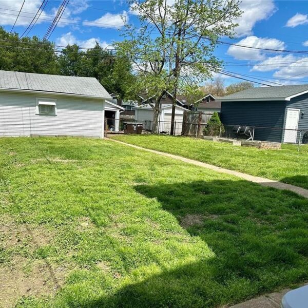 695000 | 5537 Holly Hills Ave., St. Louis, MO 631095537 Holly Hills backyard with garage at far end of the yard