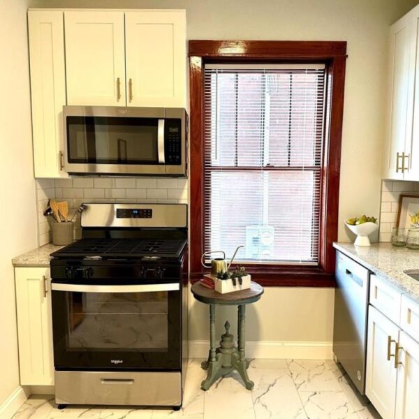 695000 | 5537 Holly Hills Ave., St. Louis, MO 631095537 Holly Hills kitchen with stainless steel stove on the left