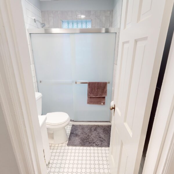 420000 | 4946 Kemper Ave., St. Louis, MO 631394946 Kemper bathroom