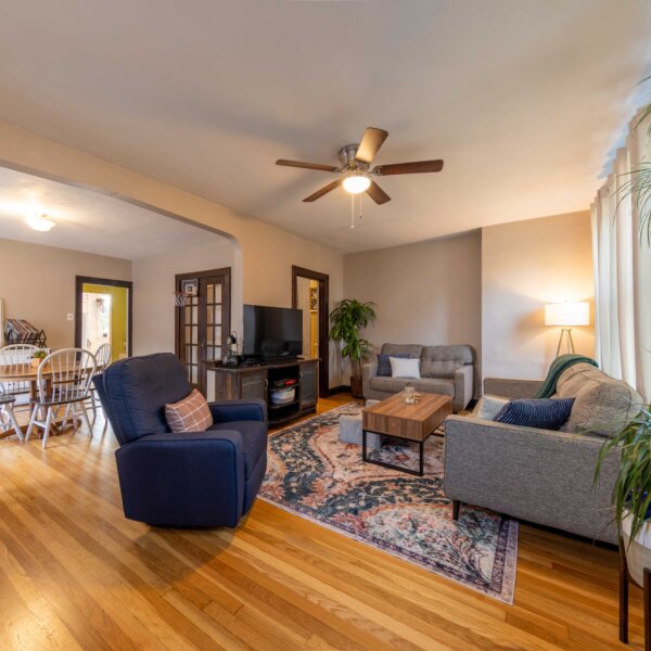 265000 | 5923 South Kingshighway Blvd, St Louis, Missouri 631095923 S Kingshighway view of the living room and dining area from the unit entrance