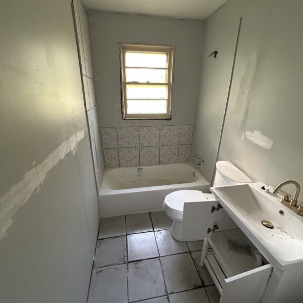 69000 | 2024 Jannette Dr, St. Louis, MO 631362024 Jannette bathroom