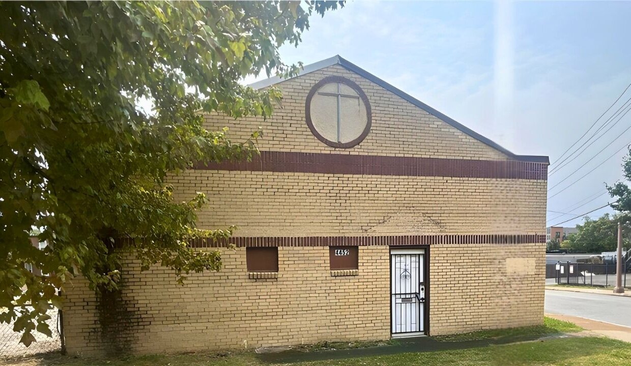 4452 Manchester Ave Exterior
